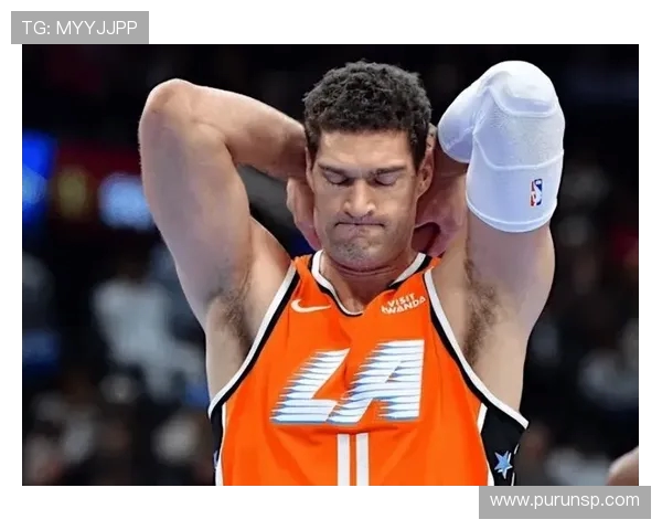 布鲁克洛佩斯：从篮球场上的巨人到全能战士的蜕变之路